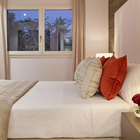 Luxury Plaza Suite, Next To The Apartment *