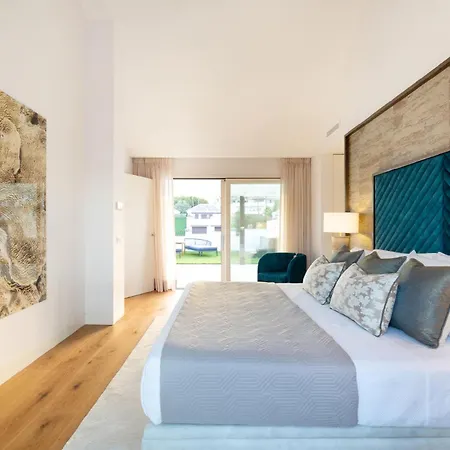 Luxury Plaza Suite, Next To The *