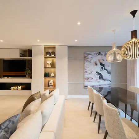 Luxury Plaza Suite, Next To The *