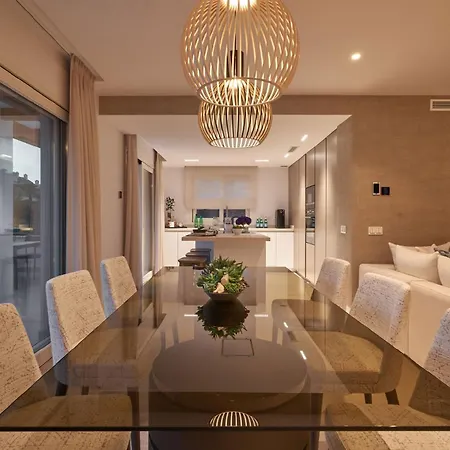 Luxury Plaza Suite, Next To The Apartment